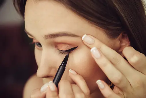 how to apply kajal as eyeliner